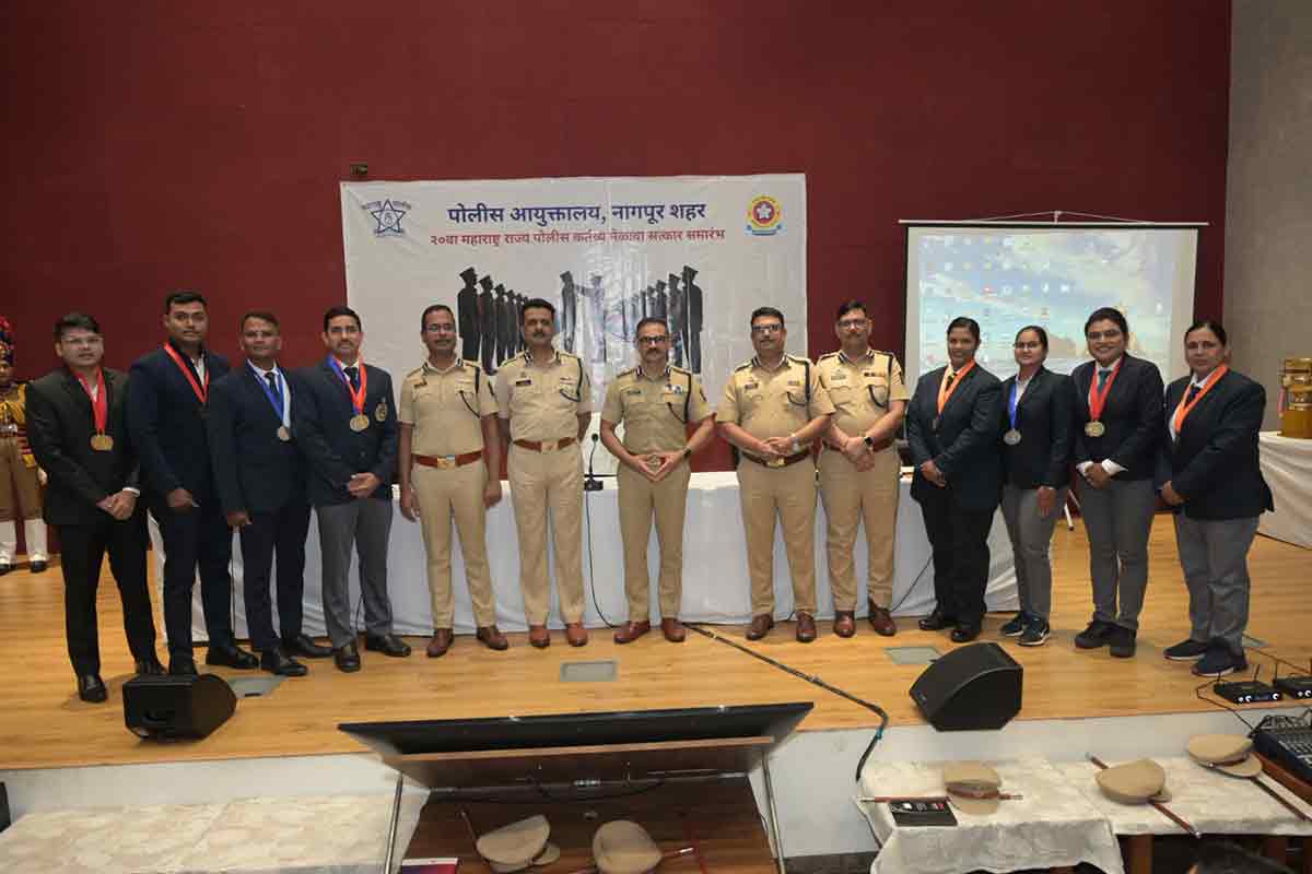 Maharashtra News: महाराष्ट्र में मुख्यमंत्री पद पर देवेंद्र फड़नवीस ने जतायी अपनी अगली चार वर्षों तक अगुआई की दिशा 3 Devendra Fadnavis Maharashtra CM term continuing