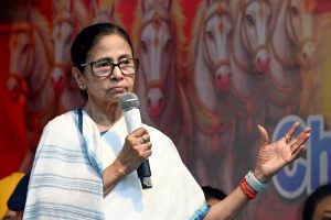 Kolkata Chhath Puja: कोलकाता में आस्था का सैलाब, हजारों श्रद्धालुओं ने सूर्य देव को अर्घ्य देकर मनाया छठ पर्व का समापन