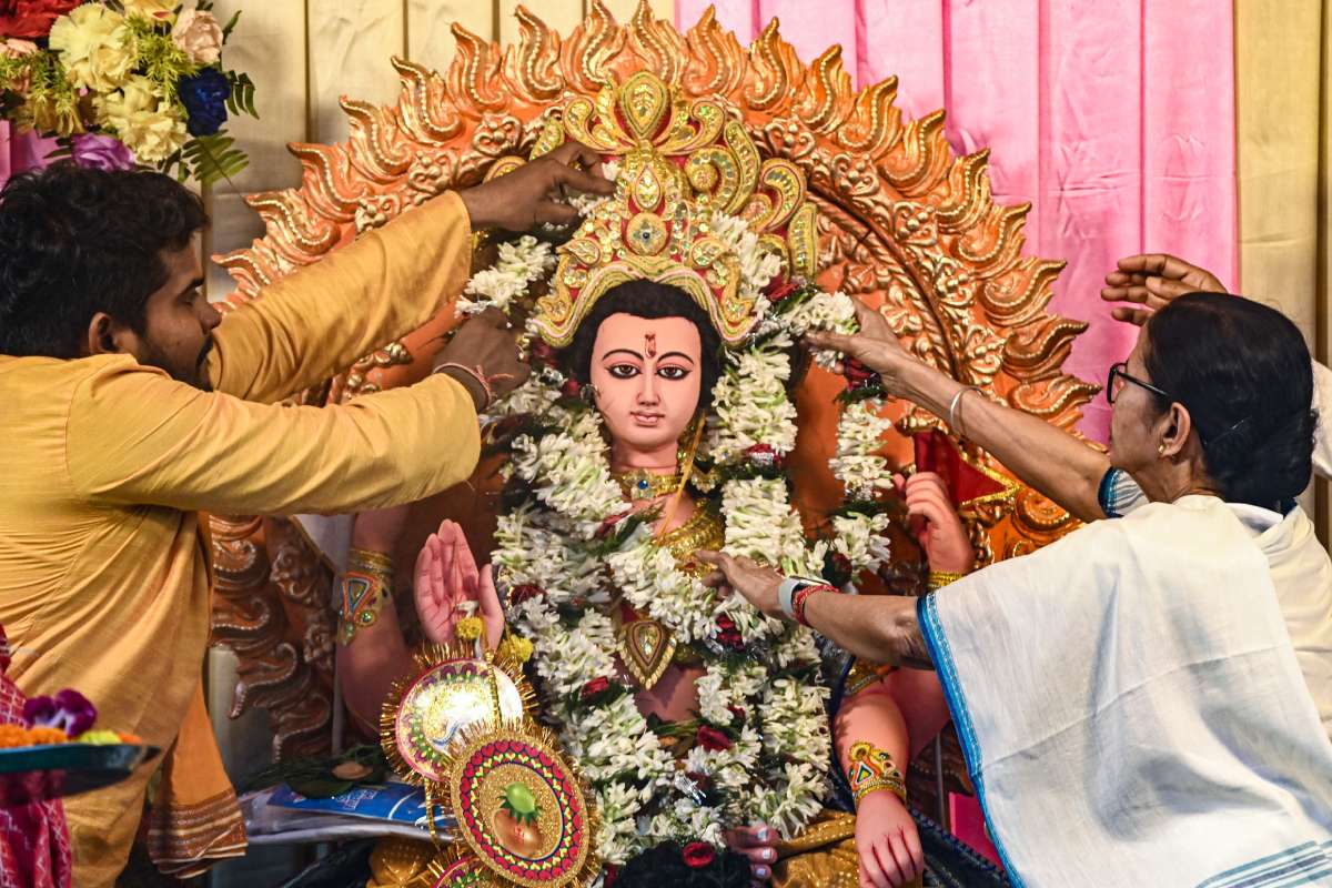 Kolkata Chhath Puja: कोलकाता में आस्था का सैलाब, हजारों श्रद्धालुओं ने सूर्य देव को अर्घ्य देकर मनाया छठ पर्व का समापन 2 Chhath Puja in Kolkata – हजारों श्रद्धालु संध्या और उषा अर्घ्य चढ़ाते हैं, कोलकाता में गूंजी आस्था की गूंज | Mamata Banerjee