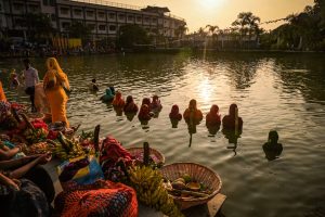 Chhath Puja 2025: फतेहपुर में डूबते सूर्य को अर्घ्य देने उमड़ा जनसैलाब, घाटों पर गूंजे छठ गीत और भक्ति के स्वर