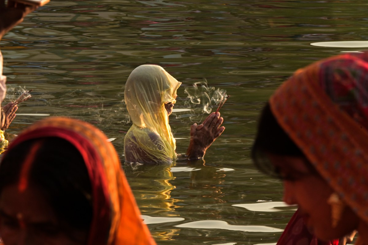 Chhath Puja 2025: फतेहपुर में डूबते सूर्य को अर्घ्य देने उमड़ा जनसैलाब, घाटों पर गूंजे छठ गीत और भक्ति के स्वर 2 Chhath Puja 2025 – संध्या अर्घ्य और उषा अर्घ्य के लिए हजारों लोग घाटों पर एकत्र हुए। छठ पूजा पर कोलकाता के घाटों पर भीड़, सूर्य देव को दिया अर्घ्य, प्रशासन ने बनाए अल्प घाट और लागू किए गए धार्मिक नियम।