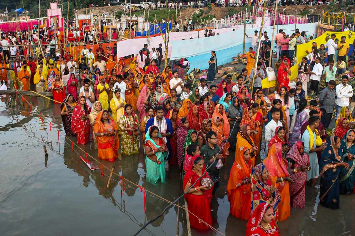 Chhath Puja 2025: फतेहपुर में डूबते सूर्य को अर्घ्य देने उमड़ा जनसैलाब, घाटों पर गूंजे छठ गीत और भक्ति के स्वर 3 Chhath Puja 2025 – संध्या अर्घ्य और उषा अर्घ्य के लिए हजारों लोग घाटों पर एकत्र हुए। छठ पूजा पर कोलकाता के घाटों पर भीड़, सूर्य देव को दिया अर्घ्य, प्रशासन ने बनाए अल्प घाट और लागू किए गए धार्मिक नियम।