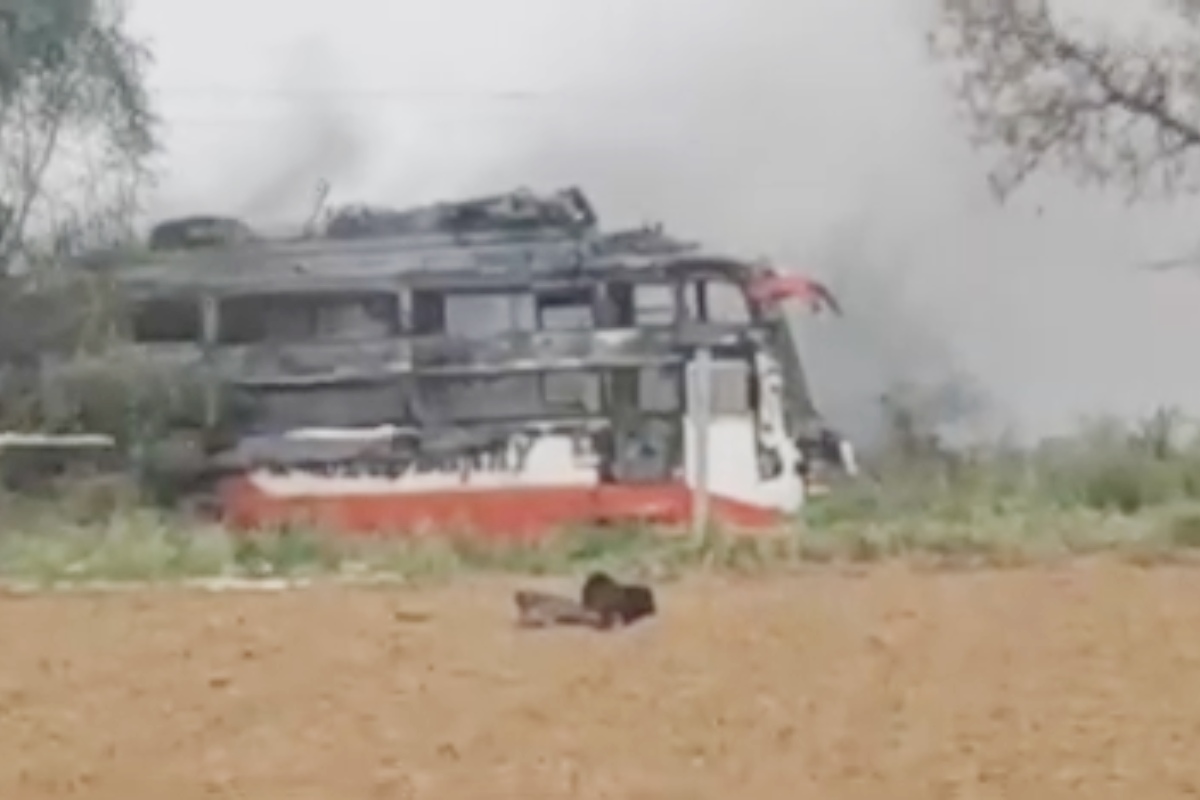 Private Bus Fire Jaipur: बिजली के तार से टकराने के बाद बस में आग लगने से दो लोगों की मौत और पांच घायल