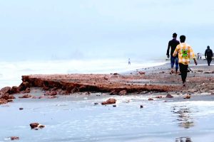 Cyclone Montha: 110 की रफ्तार से तटों की ओर बढ़ रहा चक्रवात ‘मोंथा’, आंध्र-ओडिशा में रेड अलर्ट; ट्रेनें-फ्लाइटें रद्द
