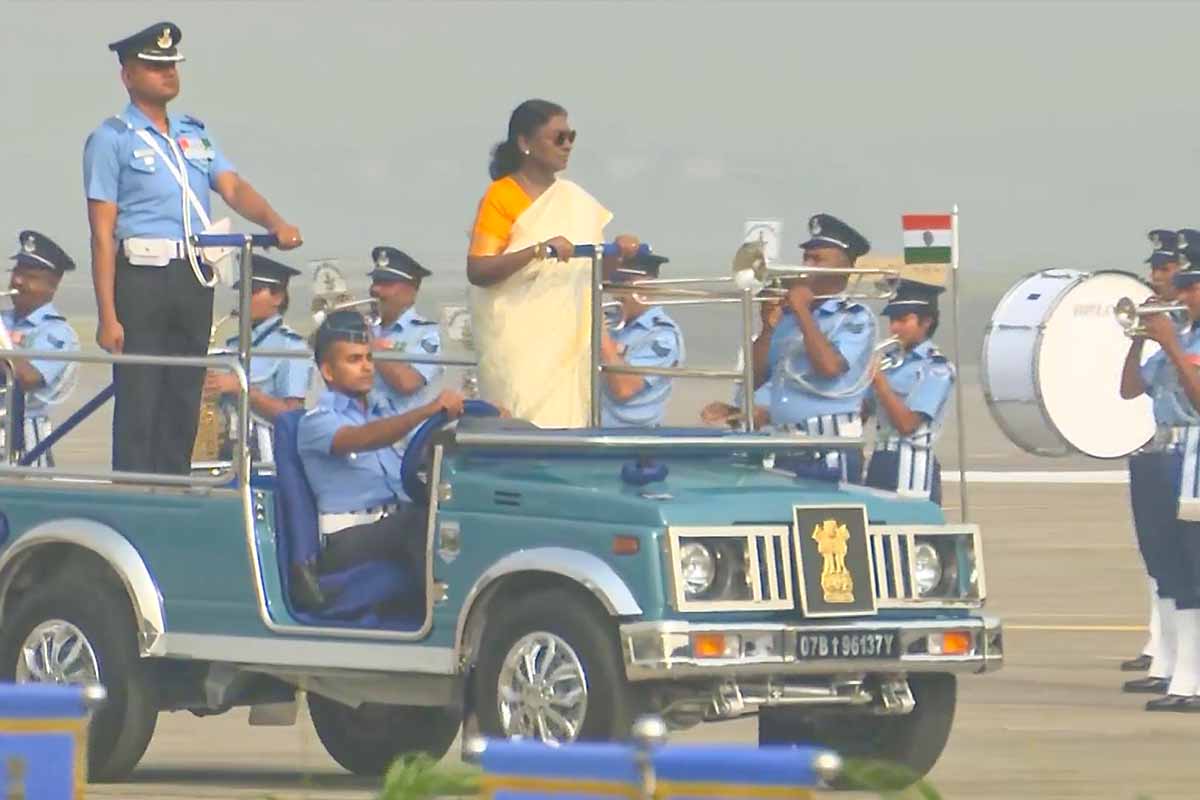 राष्ट्रपति द्रौपदी मुर्मू ने राफेल लड़ाकू विमान में भरी उड़ान, भारतीय वायुसेना के गौरव में जुड़ा नया अध्याय 2 President Droupadi Murmu Rafale Sortie