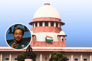 Sonam Wangchuk: उद्योग और शिक्षा के क्षेत्र में कार्यरत सोनम वांगचुक की गिरफ्तारी पर उनकी पत्नी श्रीमती गितांजलि जे. आंगमो को सर्वोच्च न्यायालय द्वारा याचिका संशोधित करने की अनुमति मिली। 1 Sonam Wangchuk: उद्योग और शिक्षा के क्षेत्र में कार्यरत सोनम वांगचुक की गिरफ्तारी पर उनकी पत्नी श्रीमती गितांजलि जे. आंगमो को सर्वोच्च न्यायालय द्वारा याचिका संशोधित करने की अनुमति मिली।