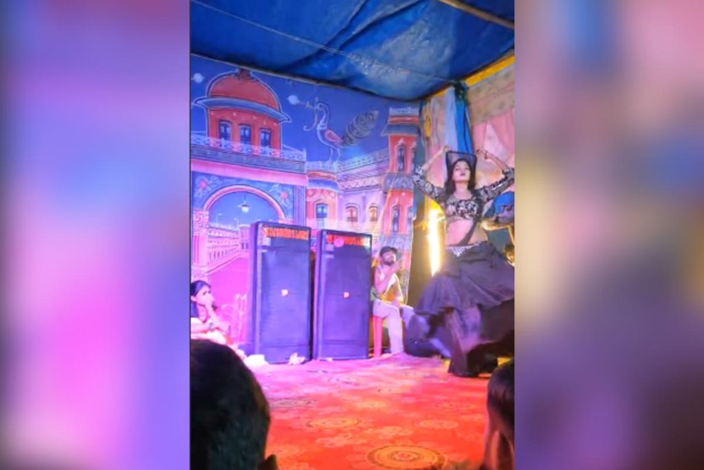 नालंदा में आदर्श आचार संहिता की उड़ी धज्जियां, रातभर चला बार-बालाओं का डांस, प्रशासन मौन