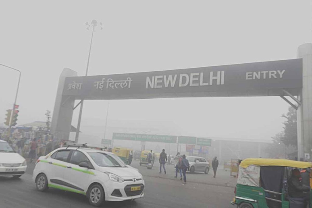 Delhi AQI: दिल्ली की वायु फिर हुई विषैली, धुंध और धुएँ की चादर में लिपटी राजधानी, ‘गंभीर’ श्रेणी में पहुँचा प्रदूषण स्तर