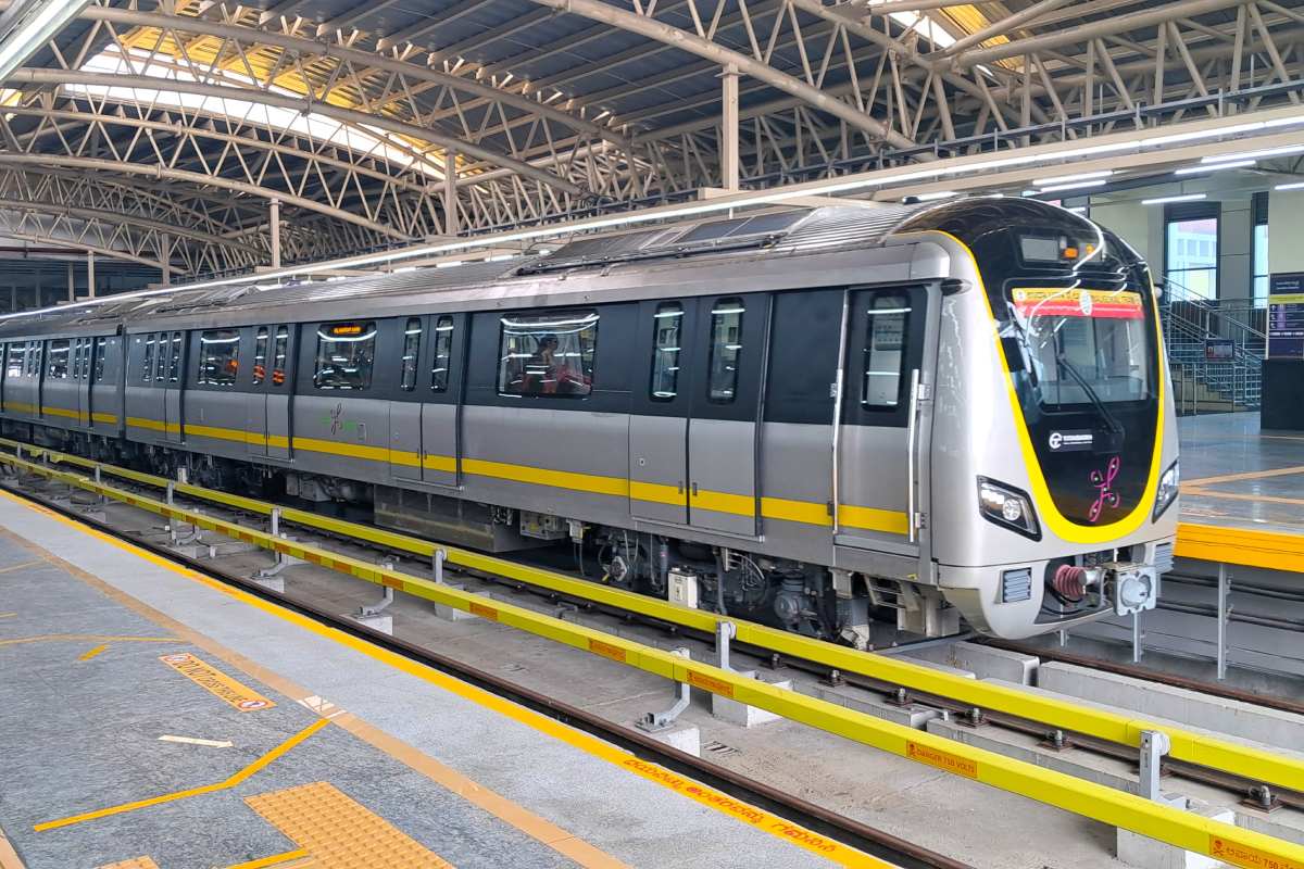 Banglore Metro (BMRCL): कर्नाटक राज्योत्सव पर बड़ा तोहफा, येलो लाइन पर 1 नवंबर से दौड़ेगी पाँचवीं मेट्रो ट्रेन, यात्रियों को मिलेगी राहत 1 Bengaluru Yellow Line Metro – पाँचवीं ट्रेन 1 नवंबर से शुरू, यात्रियों को मिलेगा बेहतर सफर अनुभव