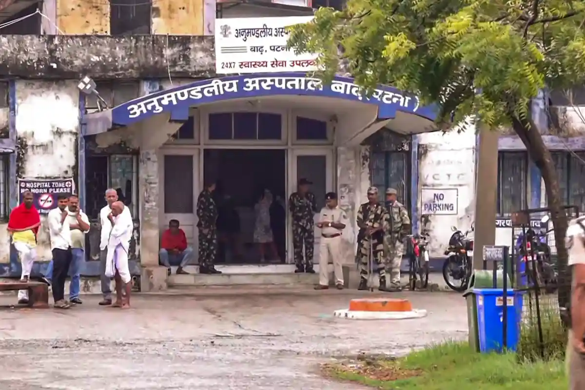 Mokama News: चुनाव आयोग ने मोकामा में जन सुराज पार्टी के समर्थक की हत्या पर बिहार पुलिस महानिदेशक से तत्काल प्रतिवेदन प्रस्तुत करने का आदेश दिया। 2 Jan Suraj Party Supporter Murder in Mokama