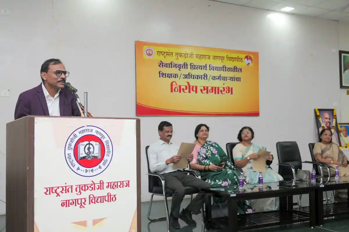 सेवानिवृत्त शिक्षकों और अधिकारियों का सम्मान: समर्पण से ही विश्वविद्यालय की गरिमा अक्षुण्ण रहती है – डॉ. माधवी खोड़े चवरे 2 Retired Teachers Employees Honour Ceremony