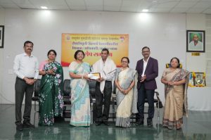 सेवानिवृत्त शिक्षकों और अधिकारियों का सम्मान: समर्पण से ही विश्वविद्यालय की गरिमा अक्षुण्ण रहती है – डॉ. माधवी खोड़े चवरे