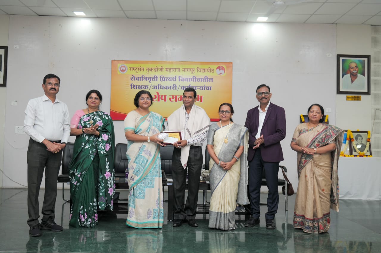 सेवानिवृत्त शिक्षकों और अधिकारियों का सम्मान: समर्पण से ही विश्वविद्यालय की गरिमा अक्षुण्ण रहती है – डॉ. माधवी खोड़े चवरे 1 Retired Teachers Employees Honour Ceremony