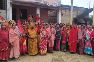 Bhagalpur Crime News: चांदपुर में सैकड़ों महिलाओं से करोड़ों की ठगी, आरोपी हुआ फरार 4 Bhagalpur Crime News: चांदपुर में सैकड़ों महिलाओं से करोड़ों की ठगी, आरोपी हुआ फरार