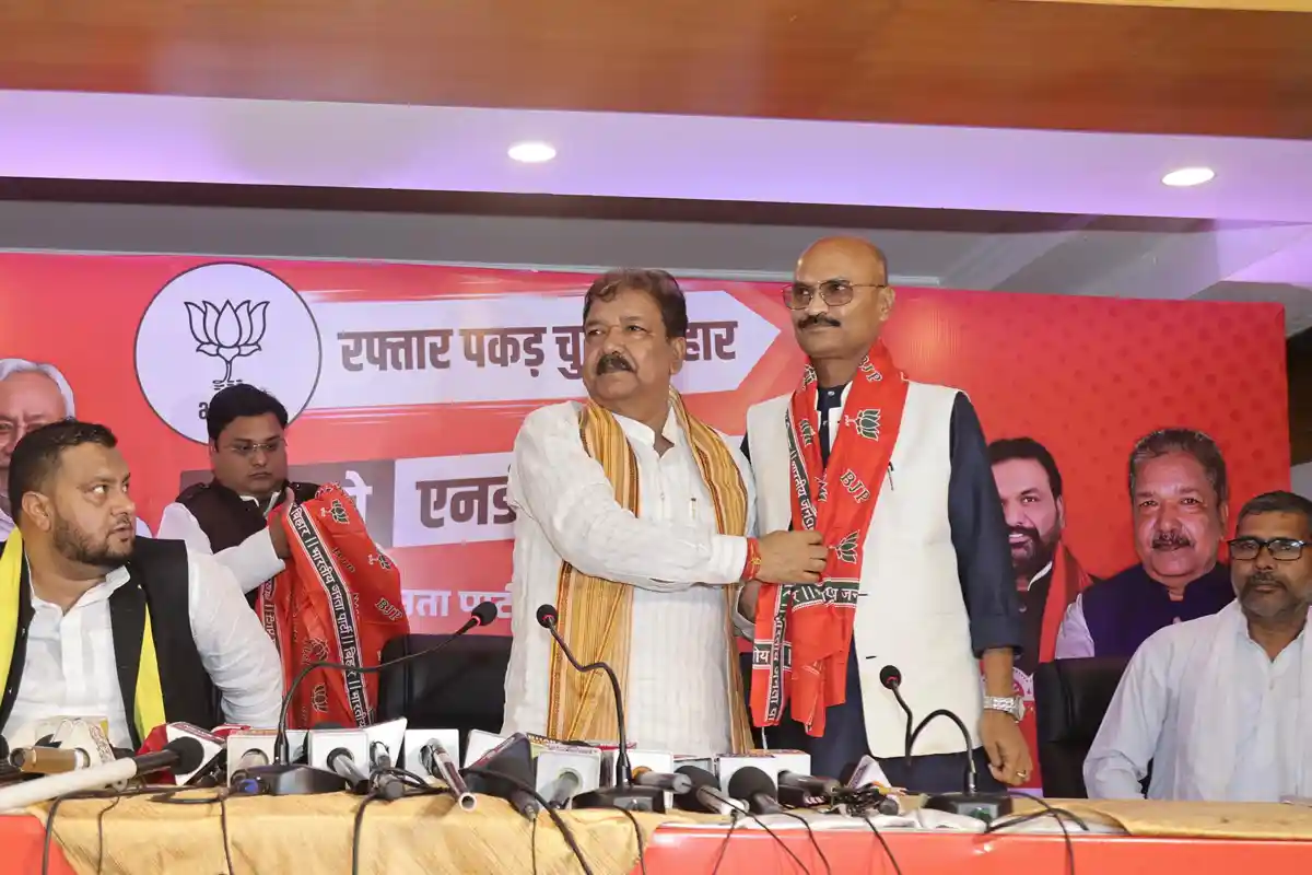 Bihar Chunav: बिहार बसपा के ओम प्रकाश पांडेय सैकड़ों समर्थकों संग भाजपा में शामिल, एनडीए को कई दलों का समर्थन 2 Om Prakash Pandey joins BJP
