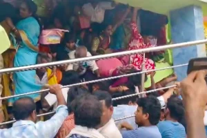 Venkateshwara Temple Stampede Video: श्री वेंकटेश्वर मंदिर में भगदड़, पूजा की टोकरियों संग मदद के लिए चीखती महिलाएं, 10 की मौत