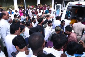 Andhra Pradesh Temple Stampede: सीढ़ियों की रेलिंग टूटी और फिर मच गई अफरातफरी, आंध्र प्रदेश की गृह मंत्री ने बताई मंदिर हादसे की असली वजह 2 Andhra Pradesh Temple Stampede: सीढ़ियों की रेलिंग टूटी और फिर मच गई अफरातफरी, आंध्र प्रदेश की गृह मंत्री ने बताई मंदिर हादसे की असली वजह