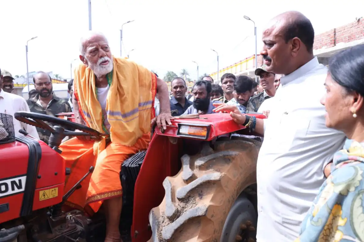Andhra Pradesh Temple Stampede: सीढ़ियों की रेलिंग टूटी और फिर मच गई अफरातफरी, आंध्र प्रदेश की गृह मंत्री ने बताई मंदिर हादसे की असली वजह 2 Andhra Pradesh Temple Stampede: गृह मंत्री ने श्रीकाकुलम में हुई दुखद घटना का कारण
