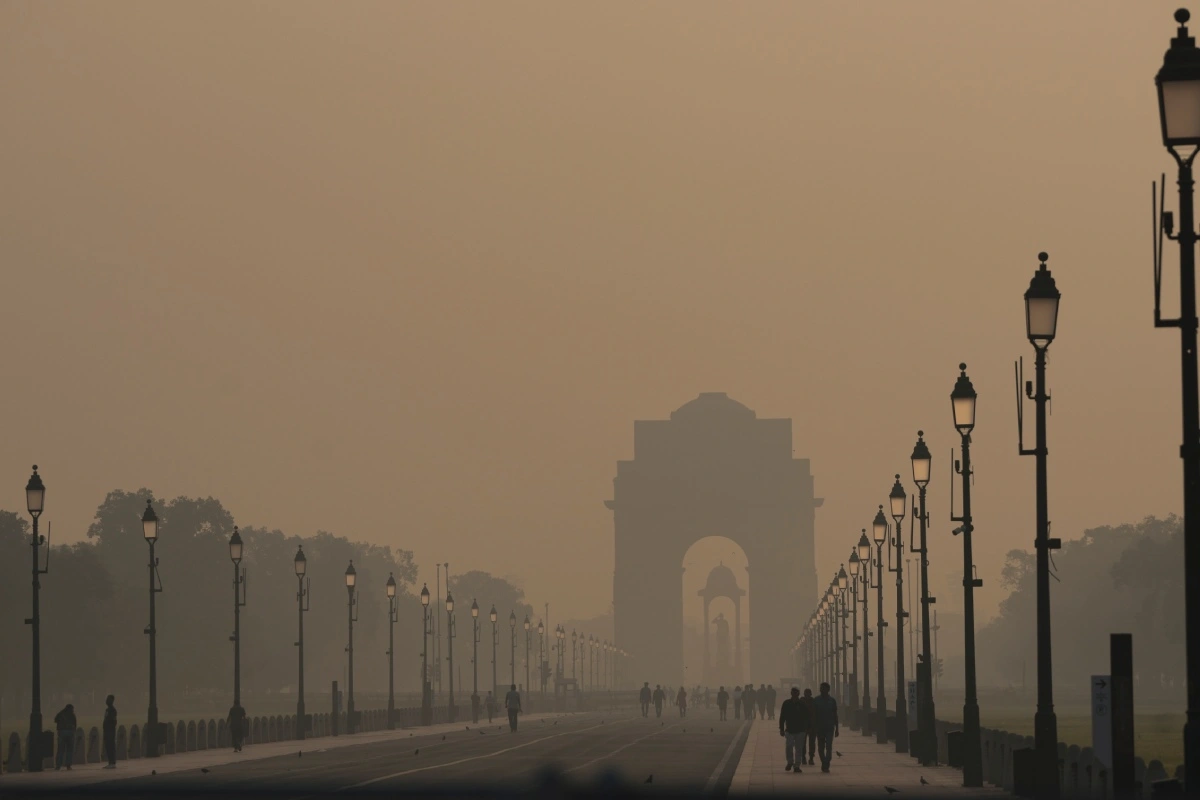 Delhi NCR Air Pollution: दिल्ली-एनसीआर में वायु गुणवत्ता फिर खतरनाक, आनंद विहार में AQI 400 पार