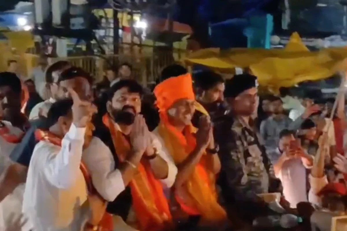 Pawan Singh Roadshow Buxar – बारिश में भी उमड़ा जनसैलाब, पावर स्टार के लिए बक्सर की सड़कों पर फैंस की दीवानगी | Bihar Elections 2025