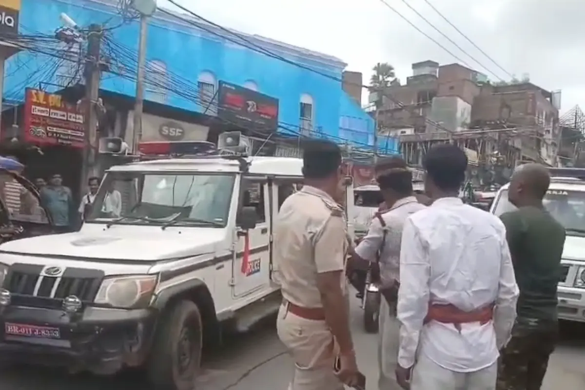 Bhagalpur News: भागलपुर में दो पक्षों के बीच हुई जबरदस्त मारपीट, कई घायल — खलीफाबाग चौक पर मचा अफरातफरी 2 Bhagalpur Violence: भागलपुर के खलीफाबाग चौक पर दो पक्षों में जमकर मारपीट, कई घायल, पुलिस ने किया हालात पर काबू