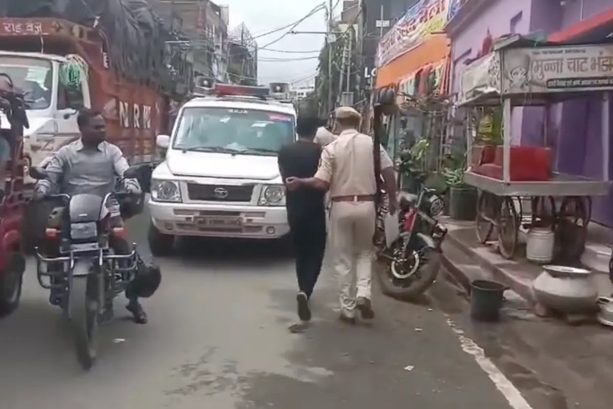 Bhagalpur News: भागलपुर में दो पक्षों के बीच हुई जबरदस्त मारपीट, कई घायल — खलीफाबाग चौक पर मचा अफरातफरी 3 Bhagalpur Violence: भागलपुर के खलीफाबाग चौक पर दो पक्षों में जमकर मारपीट, कई घायल, पुलिस ने किया हालात पर काबू