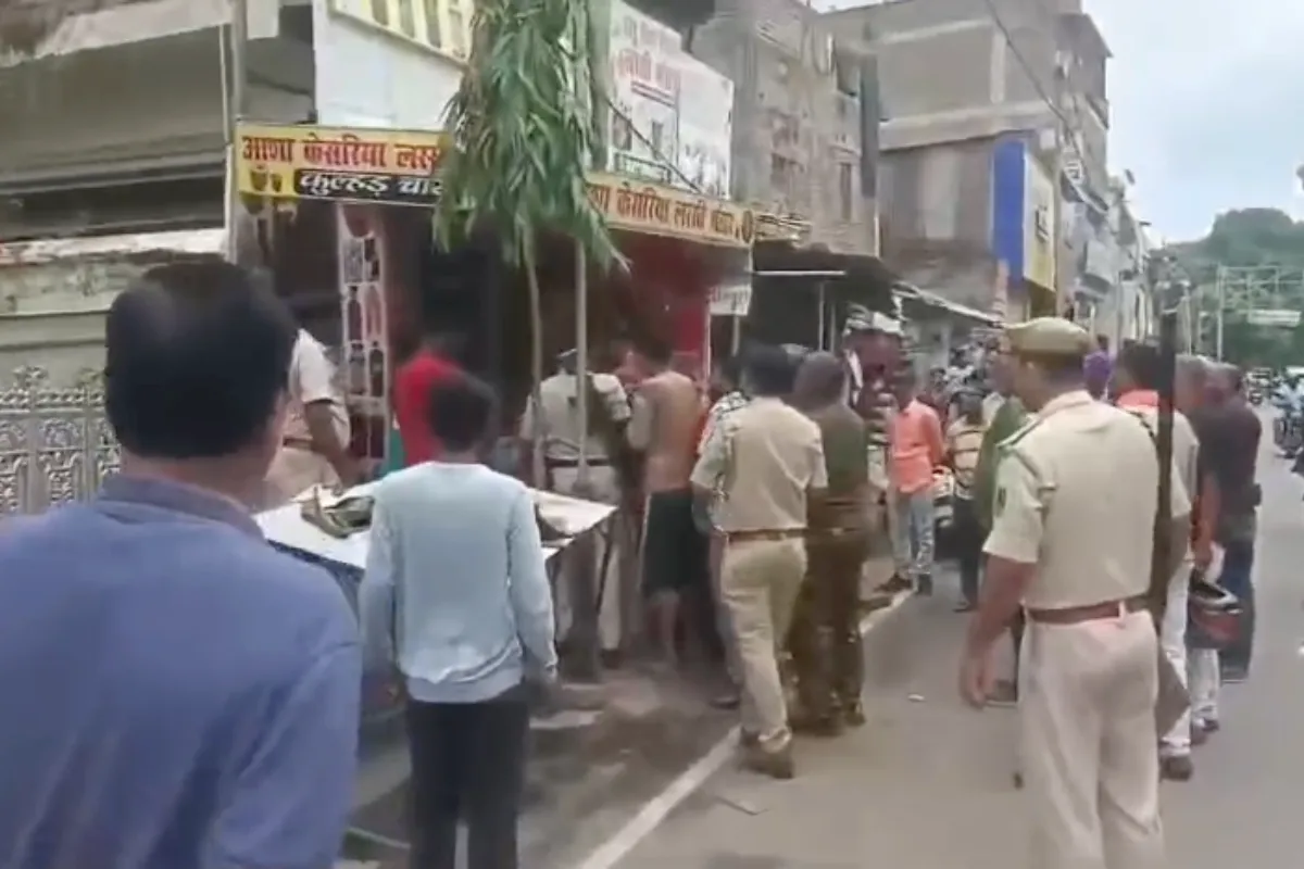 Bhagalpur News: भागलपुर में दो पक्षों के बीच हुई जबरदस्त मारपीट, कई घायल — खलीफाबाग चौक पर मचा अफरातफरी 4 Bhagalpur Violence: भागलपुर के खलीफाबाग चौक पर दो पक्षों में जमकर मारपीट, कई घायल, पुलिस ने किया हालात पर काबू