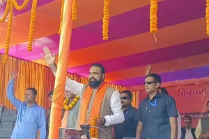 Samastipur Election: समस्तीपुर में सम्राट चौधरी का तीखा वार — “हेमा मालिनी के गाल जैसी नहीं, ओम पुरी के गाल जैसी सड़क बनाई थी लालू ने”