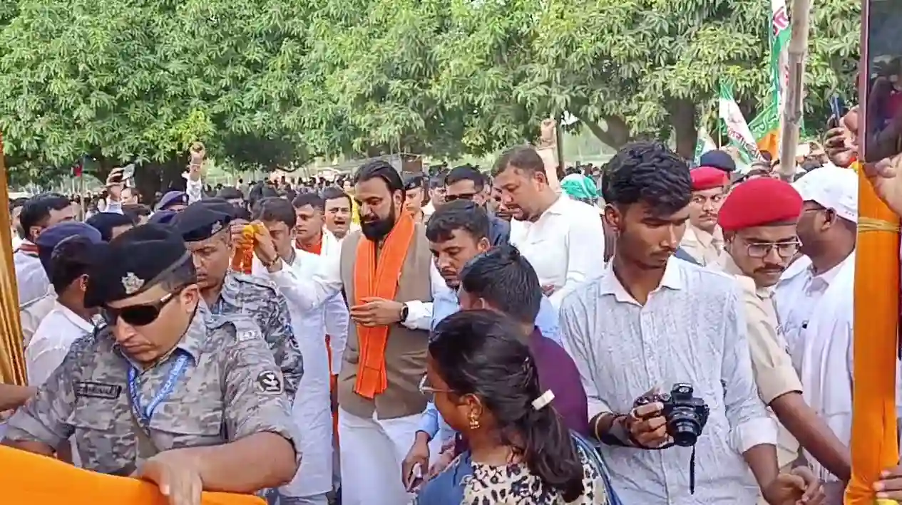 Samastipur Election: समस्तीपुर में सम्राट चौधरी का तीखा वार — “हेमा मालिनी के गाल जैसी नहीं, ओम पुरी के गाल जैसी सड़क बनाई थी लालू ने” 1 Samrat Chaudhary Attack on Lalu Yadav – लालू ने ओम पुरी के गाल जैसी सड़क बनाई, कांग्रेसियों ने भी देश लूटा: सम्राट चौधरी | Bihar Election News