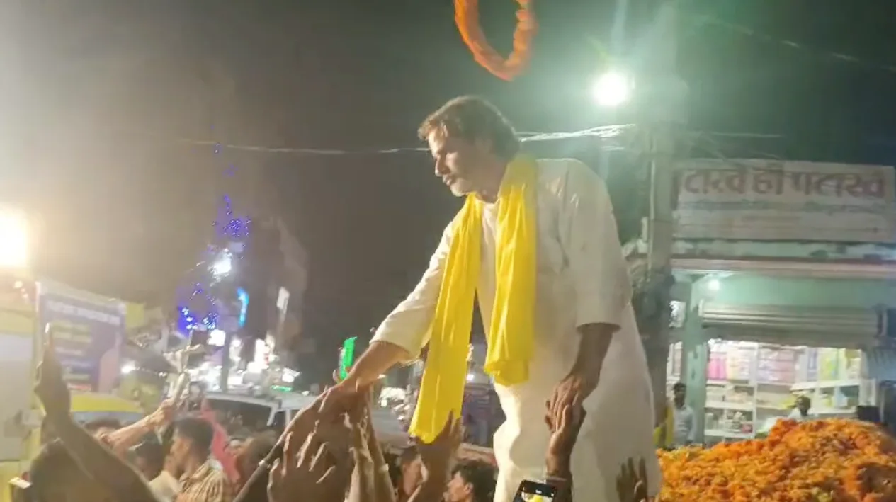 Prashant Kishor: रोसड़ा में प्रशांत किशोर का तीखा हमला — “बिहार से वोट लेते हैं, फैक्ट्री गुजरात में लगवाते हैं” 1 Prashant Kishor Roadshow Rosera Bihar – प्रशांत किशोर बोले, बिहार से वोट लेकर फैक्ट्री गुजरात में लगवाते हैं | Bihar Chunav 2025