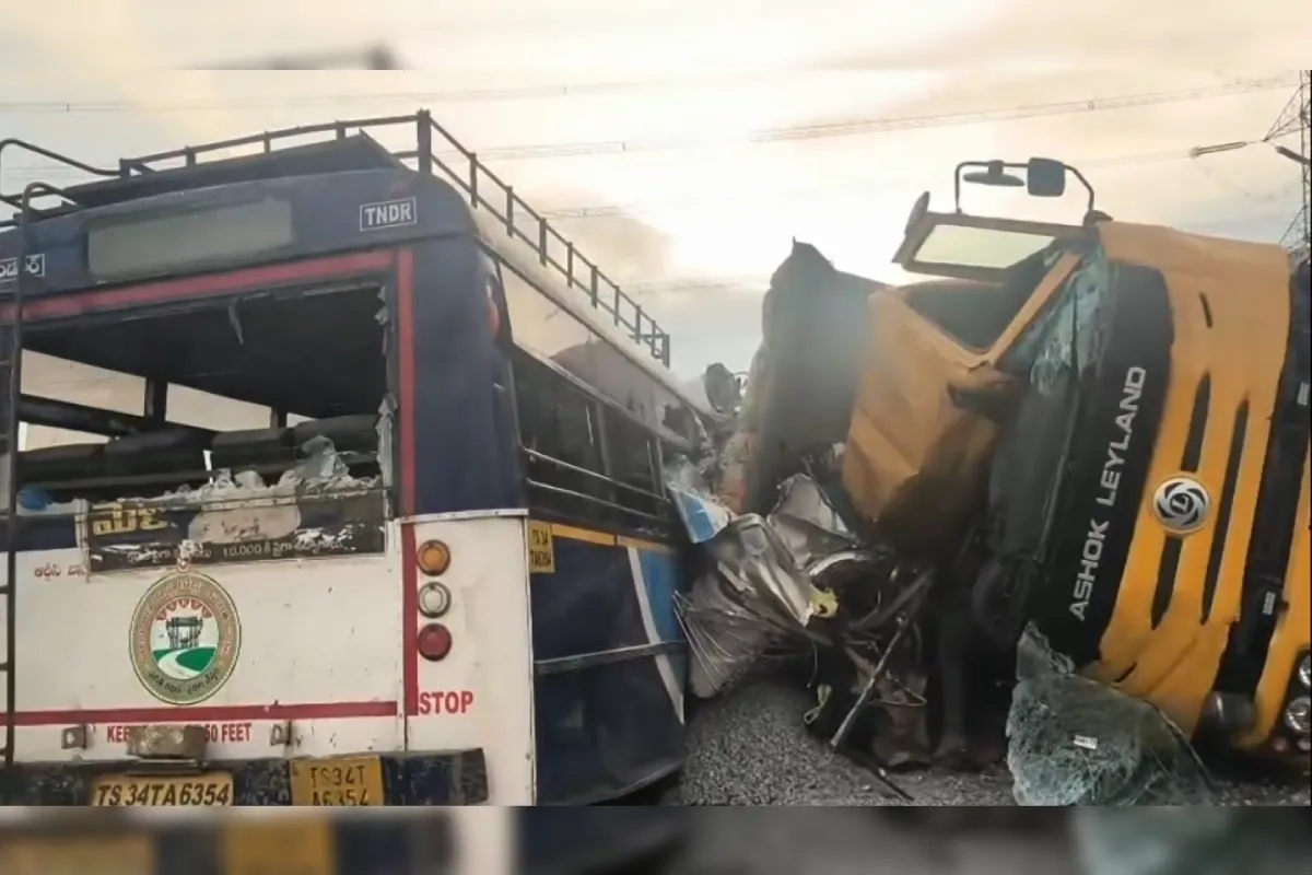Telangana Rangareddy Bus Accident: तेलंगाना में बस और डंपर की टक्कर, 20 लोगों की मौत, कई गंभीर रूप से घायल