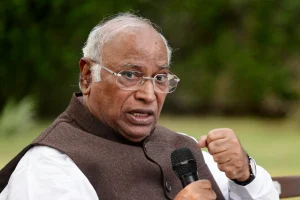 Bihar Chunav: ‘कोई किसी को बंदूक की नोक पर मुख्यमंत्री नहीं बनाता’ — खरगे ने पीएम मोदी के बयान पर किया पलटवार, कहा यह प्रधानमंत्री पद का अपमान है