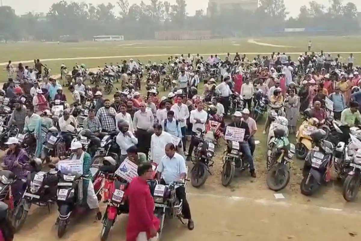 Bihar Chunav: भागलपुर में मतदाता जागरूकता की अनोखी पहल, डीएम और एसएसपी खुद बाइक पर उतरे, बोले – "पहले मतदान, फिर जलपान" 1 Bhagalpur Voter Awareness: भागलपुर में डीएम-एसएसपी की अनोखी पहल, बाइक रैली से दी मतदान की प्रेरणा