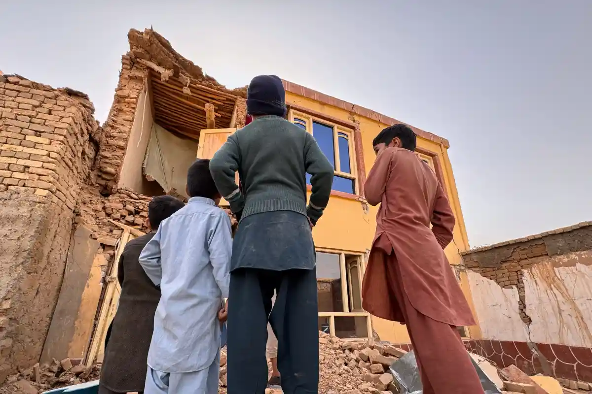 Afghanistan Earthquake: 6.3 तीव्रता का भूकंप, अफगानिस्तान के समंगन प्रांत में तबाही, खुर्रम जिले में मलबे में ढूंढते रहे लोग 2 Afghanistan Earthquake: समांगन के खुल्म जिले में 6.3 तीव्रता का भूकंप, स्थानीय लोग जीवित बचे लोगों की तलाश में मलबा खोज रहे हैं