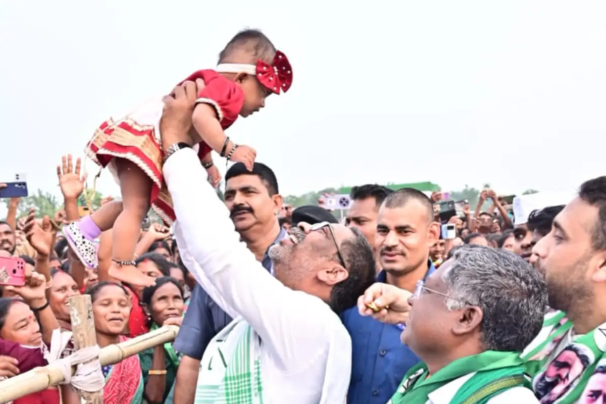 Ghatshila By-Polls: हेमंत सोरेन का मुसाबनी कारवाँ, झामुमो को आदिवासी, दलित और गरीबों की ही पार्टी करार देते हुए वोट की अपील 2 Hemant Soren Ghatshila Rally: मुख्यमंत्री हेमंत सोरेन ने मुसाबनी में कहा—झामुमो आदिवासियों व गरीबों की आवाज़ है