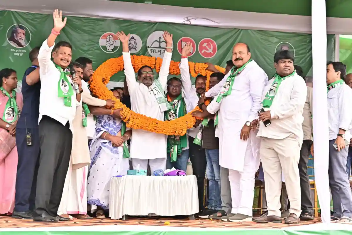 Ghatshila By-Polls: हेमंत सोरेन का मुसाबनी कारवाँ, झामुमो को आदिवासी, दलित और गरीबों की ही पार्टी करार देते हुए वोट की अपील 3 Hemant Soren Ghatshila Rally: मुख्यमंत्री हेमंत सोरेन ने मुसाबनी में कहा—झामुमो आदिवासियों व गरीबों की आवाज़ है