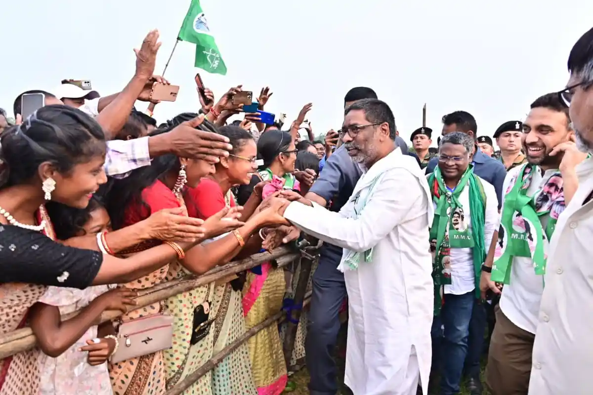 Ghatshila By-Polls: हेमंत सोरेन का मुसाबनी कारवाँ, झामुमो को आदिवासी, दलित और गरीबों की ही पार्टी करार देते हुए वोट की अपील 4 Hemant Soren Ghatshila Rally: मुख्यमंत्री हेमंत सोरेन ने मुसाबनी में कहा—झामुमो आदिवासियों व गरीबों की आवाज़ है