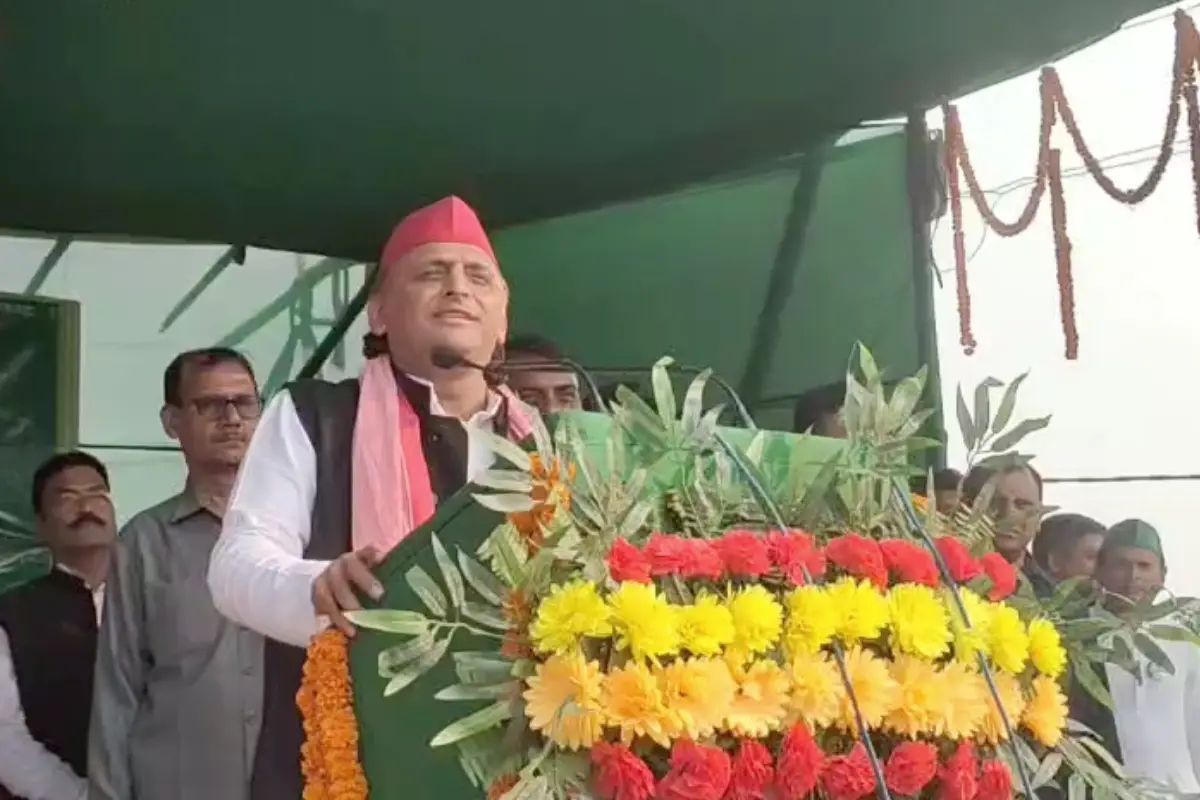 Bihar Election 2025: सिवान में अखिलेश यादव का हमला — “एनडीए ने महंगाई और अराजकता फैलाई, ‘एक रंगा पड़ोसी’ को बहुरंगी लोग पसंद नहीं”