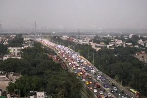 Delhi Air Pollution: दिल्ली की हवा फिर जहरीली — कई इलाकों में AQI 400 के पार, राहुल गांधी बोले “सांस लेना मुश्किल हो गया है”