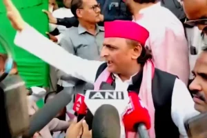 Bihar Elections: सिवान में अखिलेश यादव का तीखा तंज — बोले: “एनडीए बनी है गप्पू सरकार, एक रंगा पड़ोसी बहुरंगी लोगों को नहीं पसंद”