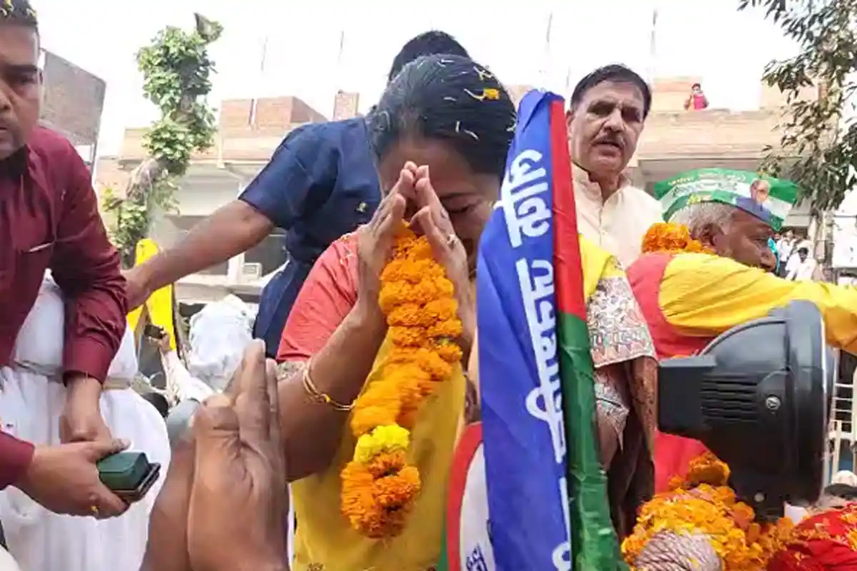 Siwan Election 2025: सिवान में रेखा गुप्ता का दमदार रोड शो, NDA प्रत्याशी इंद्रदेव पटेल के समर्थन में उमड़ा जनसैलाब 3 Rekha Gupta Siwan Rally