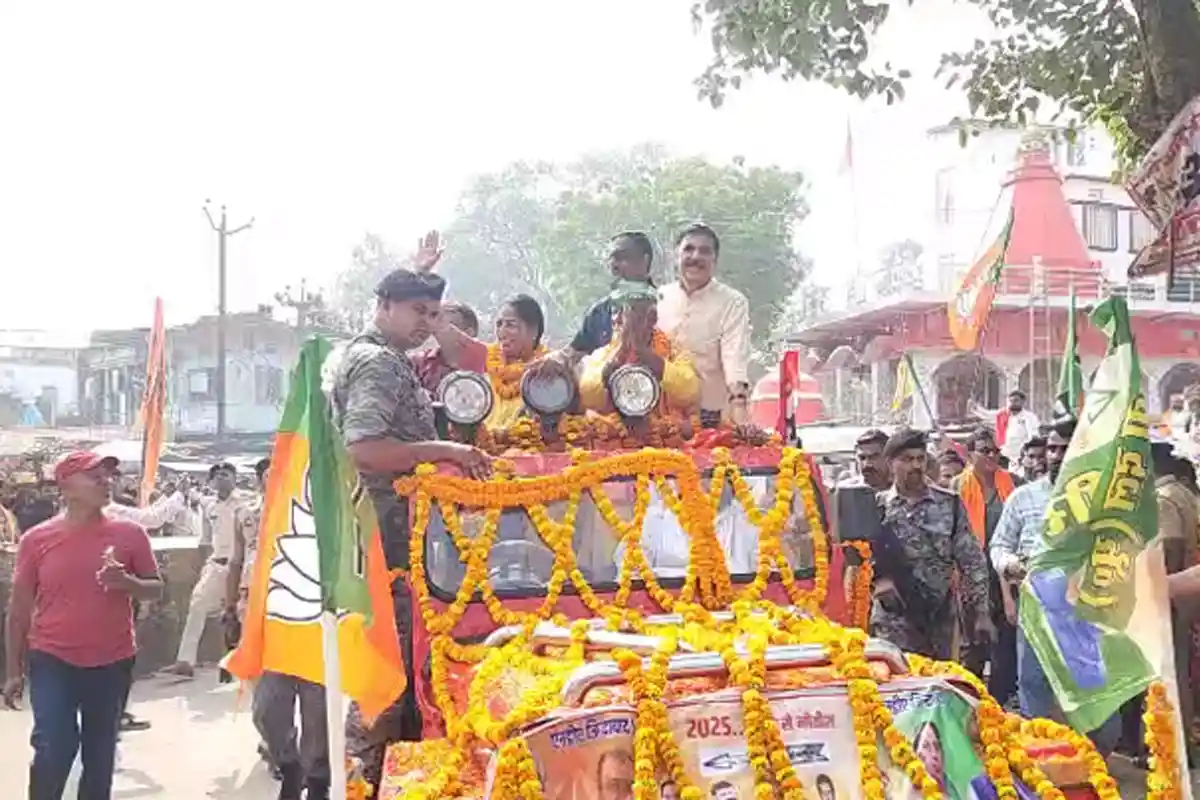 Siwan Election 2025: सिवान में रेखा गुप्ता का दमदार रोड शो, NDA प्रत्याशी इंद्रदेव पटेल के समर्थन में उमड़ा जनसैलाब 2 Rekha Gupta Siwan Rally