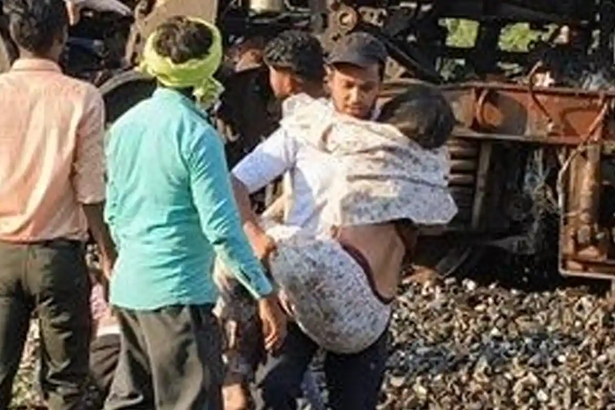Bilaspur Train Accident: छत्तीसगढ़ रेल हादसा,बिलासपुर में मेमू ट्रेन और मालगाड़ी की भिड़ंत, पांच यात्रियों की मौत, 25 घायल 3 Bilaspur Train Accident 2025