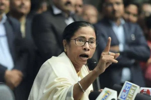 Bengal SIR: बंगाल में मतदाता सूची पुनरीक्षण पर सियासी जंग, ममता बनर्जी ने कहा “जान दे दूंगी, अधिकार नहीं छिनने दूंगी”
