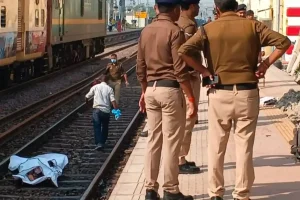 Mirzapur: मिर्जापुर के चुनार स्टेशन पर बड़ा हादसा, ट्रेन की चपेट में आने से छह श्रद्धालुओं की दर्दनाक मौत