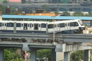 Video: मुंबई में मोनोरेल परीक्षण के दौरान बड़ा हादसा टला, वडाला डिपो पर हवा में लटका डिब्बा