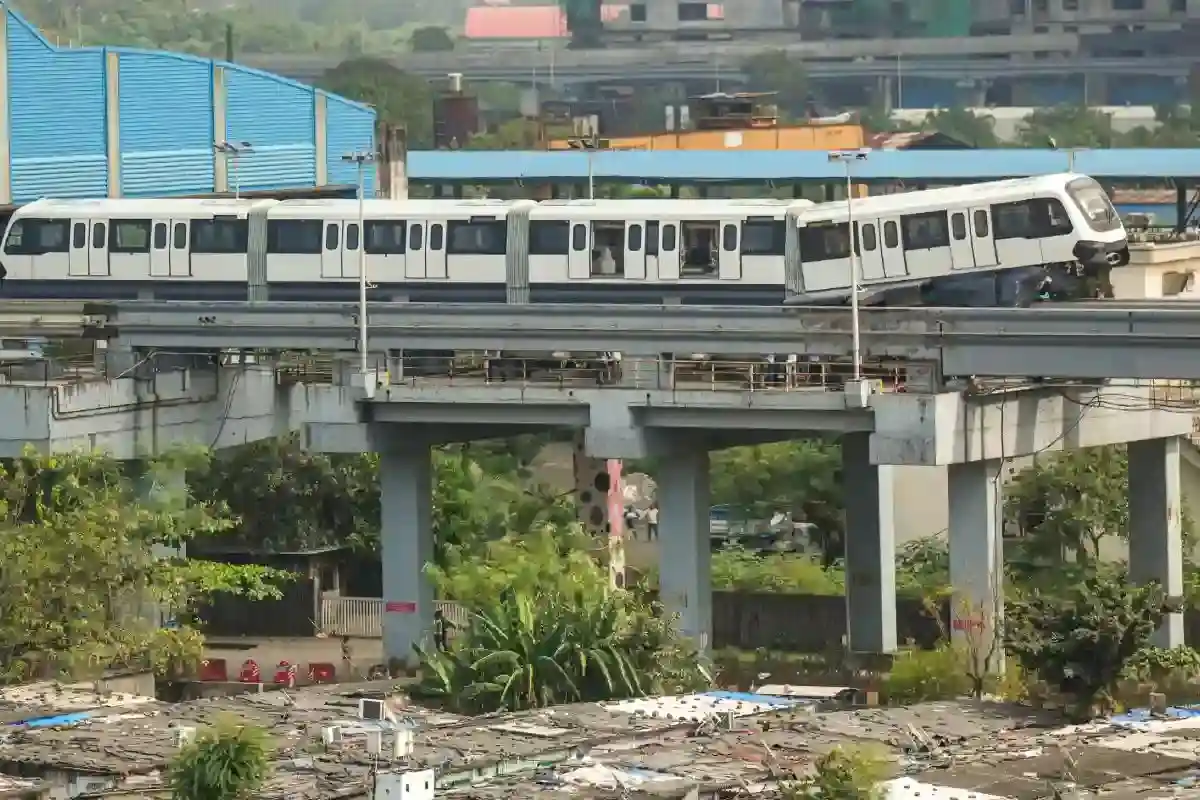 Video: मुंबई में मोनोरेल परीक्षण के दौरान बड़ा हादसा टला, वडाला डिपो पर हवा में लटका डिब्बा 2 Monorail Accident 2025