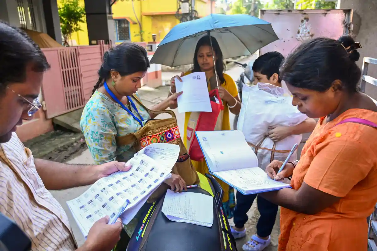 Voter List Revision Gorakhpur: गोरखपुर में घर-घर पहुंच रहे बीएलओ, एसआईआर अभियान से मतदाता सूची को त्रुटिरहित बनाने की पहल | Gorakhpur SIR News