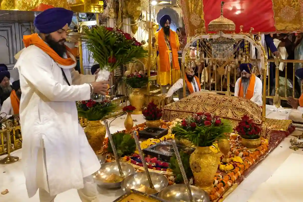 Guru Nanak Jayanti: पाकिस्तान ने गुरु नानक जयंती पर 14 भारतीय हिंदू श्रद्धालुओं को प्रवेश से रोका, कहा – “तुम सिख नहीं हो” 2 Guru Nanak Jayanti: पाकिस्तान ने 14 भारतीय हिंदुओं को ननकाना साहिब जाने से रोका, कहा ‘तुम सिख नहीं हो’