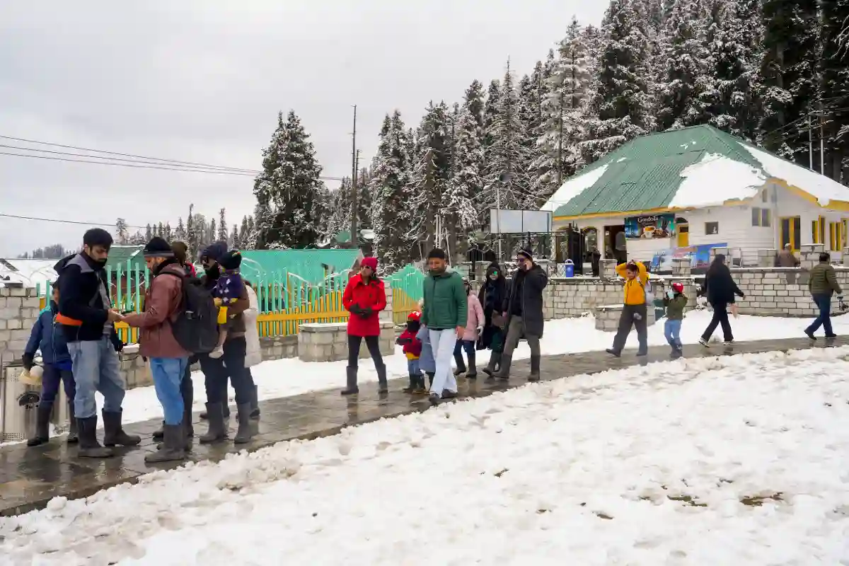 गुलमर्ग में मौसम की पहली बर्फबारी से खिला पर्यटन, बर्फ की सफेद चादर में लिपटा बारामूला 2 Baramulla Snowfall: गुलमर्ग में मौसम की पहली बर्फबारी, सफेद चादर में लिपटा पर्यटन स्थल